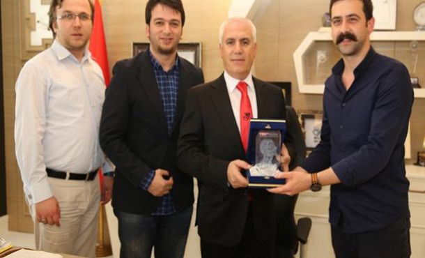TEDxNilüfer ekibinden Bozbey’e teşekkür plaketi