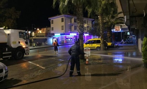 Temizlik İşleri Müdürlüğü Gece Yarısı Ayvalık Sokaklarını Yıkıyor