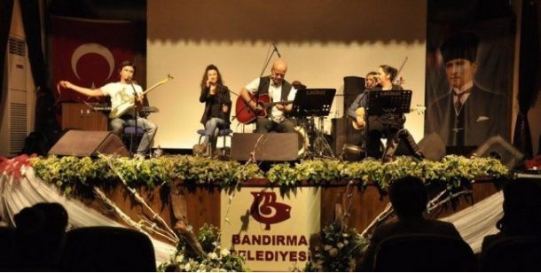 VEDAT SAKMAN BANDIRMALILAR’A UNUTULMAZ BİR GECE YAŞATTI