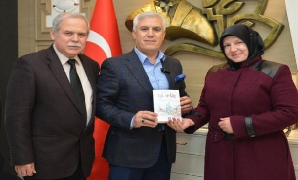 Yunanistanlı Yazar Serdar’dan Bozbey’e kitap hediyesi